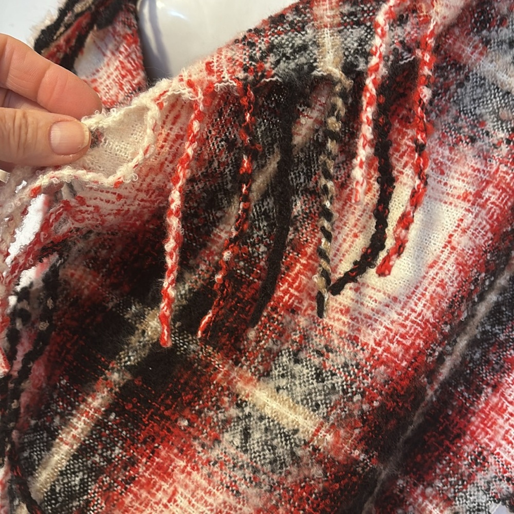 Beautiful warm scarf - Picture 4 of 9